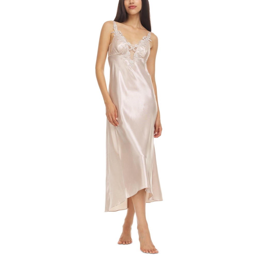A two-piece set from Flora, consisting of a nightgown and robe. - Picture 6 of 11